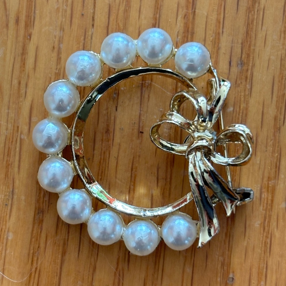 Gerrys gold tone faux pearl wreath pin brooch 1.5 inch